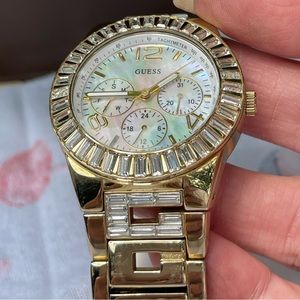 GLISTENING GUESS WATCH…WINNING GIFT FOR SELF OR OCCASION!👍⭐️❤️